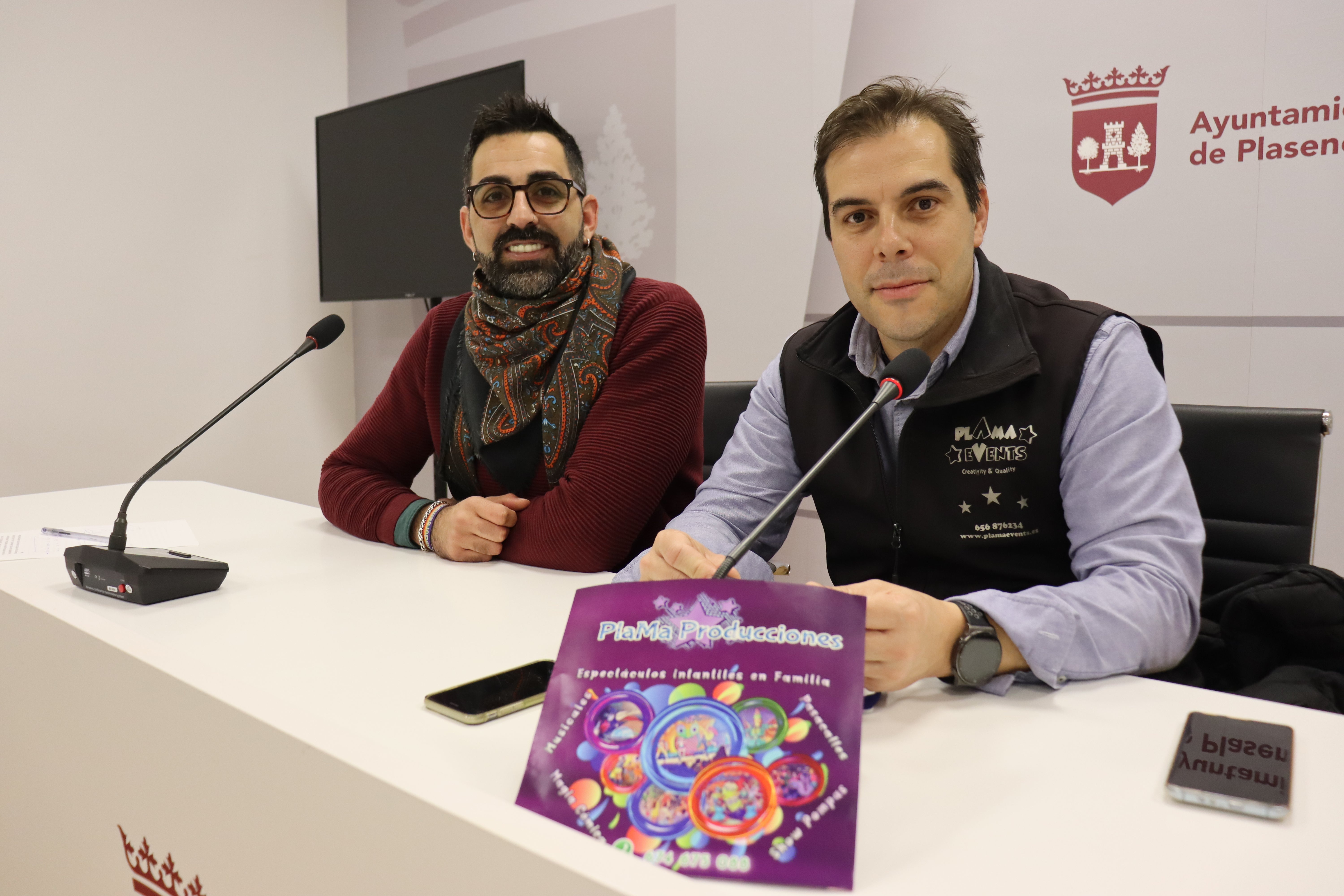 El edil David Calvo, con el organizador de la cabalgata.