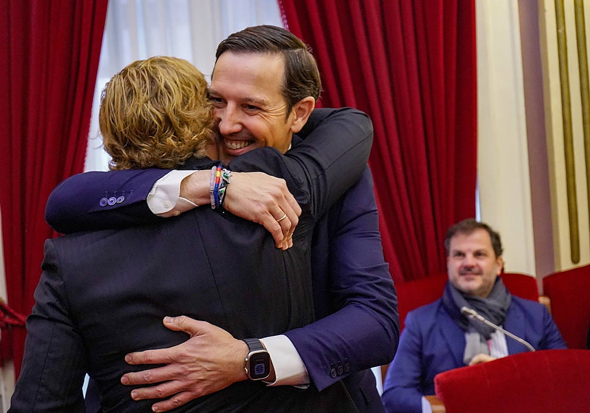 Antonio Cavacasillas se abraza al alcalde, Ignacio Gragera, en su despedida del pleno.