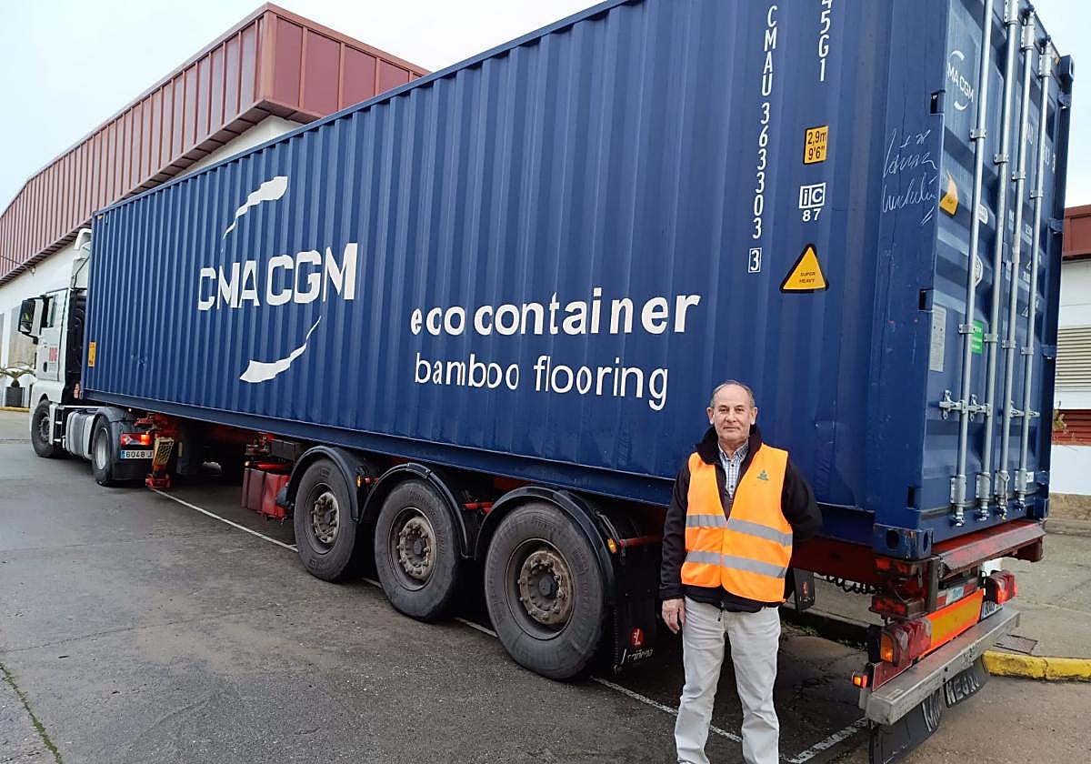 Jiménez ante uno de los contenedores cargados con tabaco.