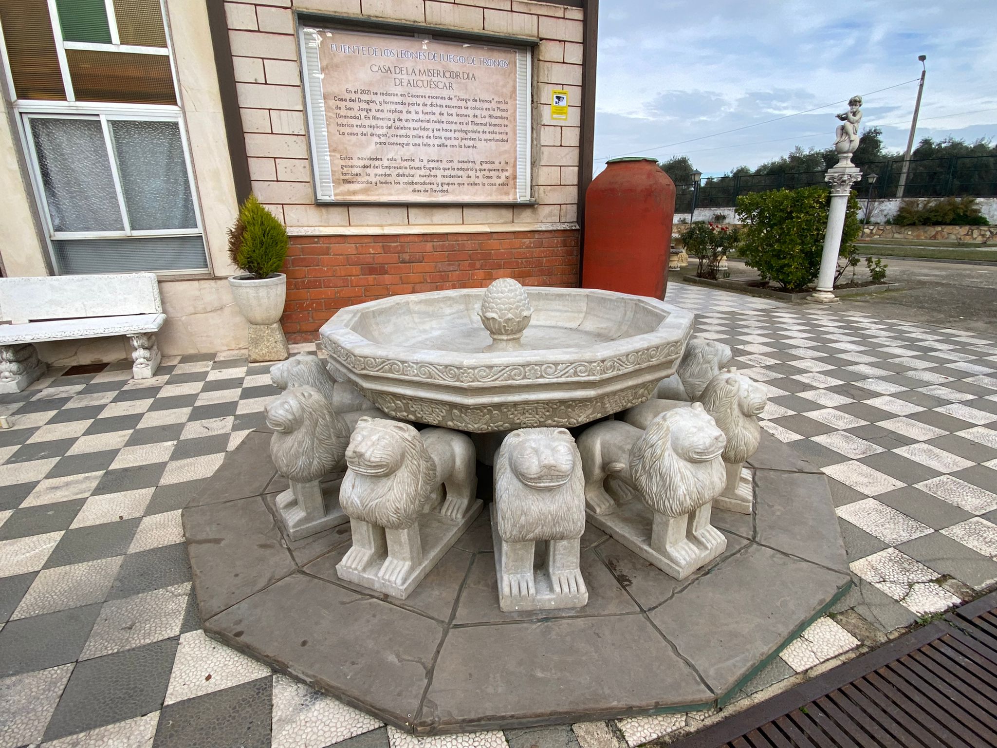 La fuente de los leones se exhibe en Alcuéscar. 