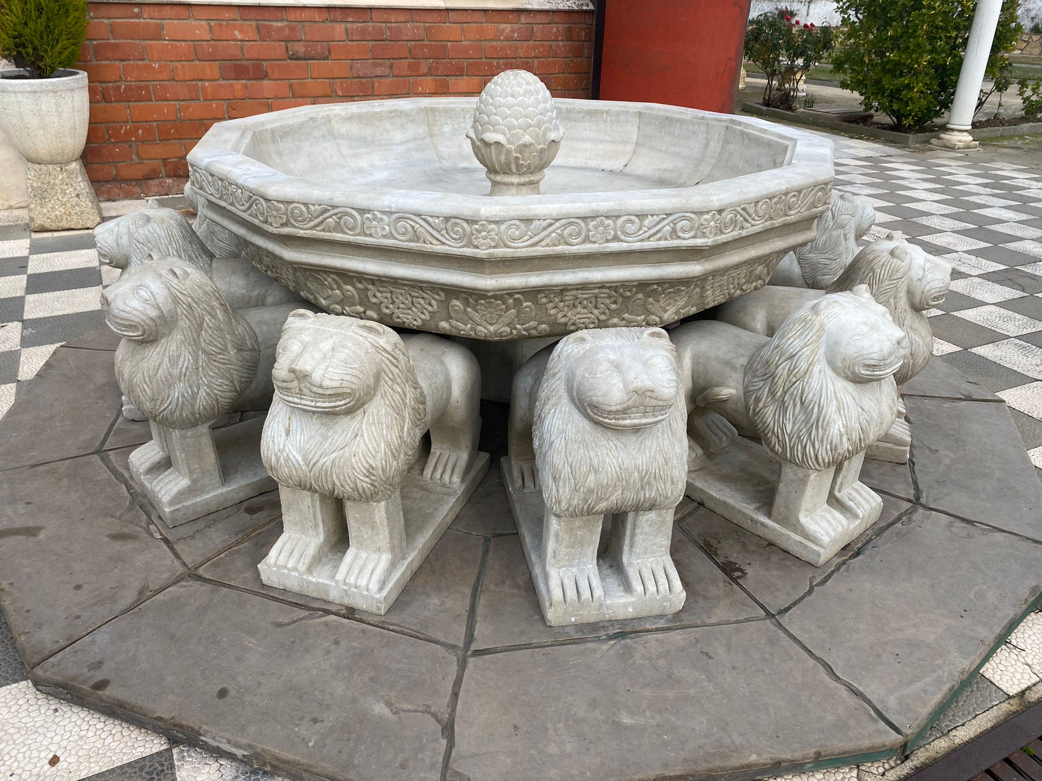 La fuente de los leones se exhibe en Alcuéscar. 