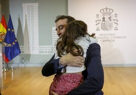 Carlos Cuerpo abraza a su hija Cristina tras ser nombrado ministro de Economía.