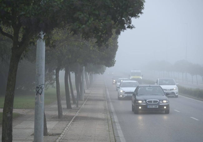 Un coche circulando con niebla en Badajoz la semana pasada.