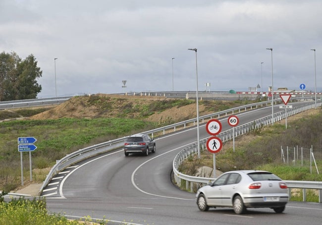 Vehículos circulan por la Ronda Sur, cuyas obras no tendrán continuación en 2024.