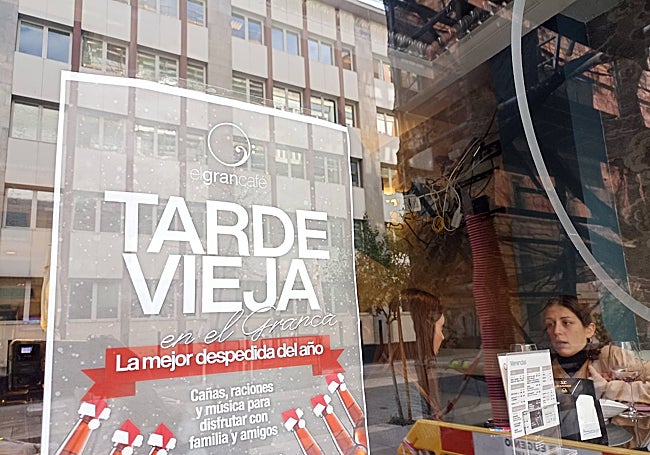 Cartel anunciador de la Tardevieja del Gran Café, en la calle San Pedro de Alcántara.