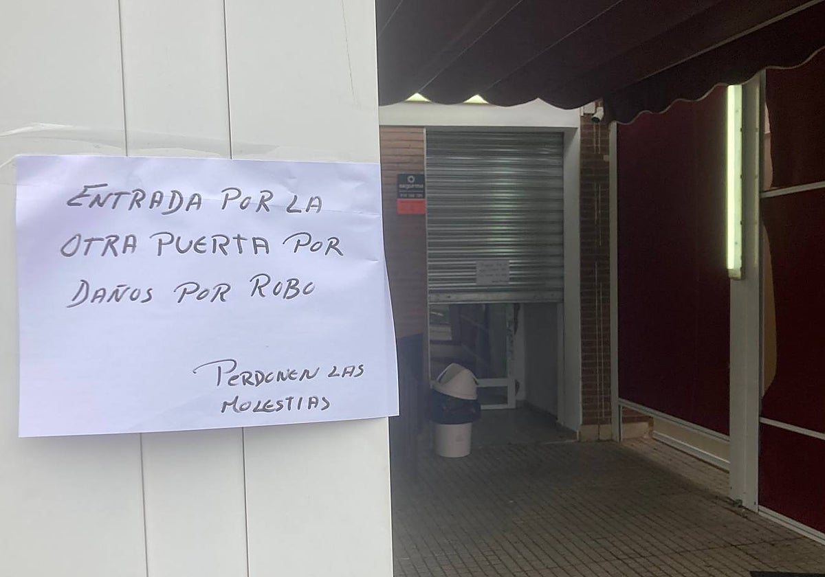 Cartel colocado en el bar La Sentencia de San Roque tras el robo.