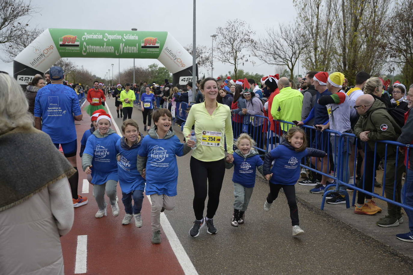 Búscate en las imágenes de la San Silvestre de Badajoz (I)