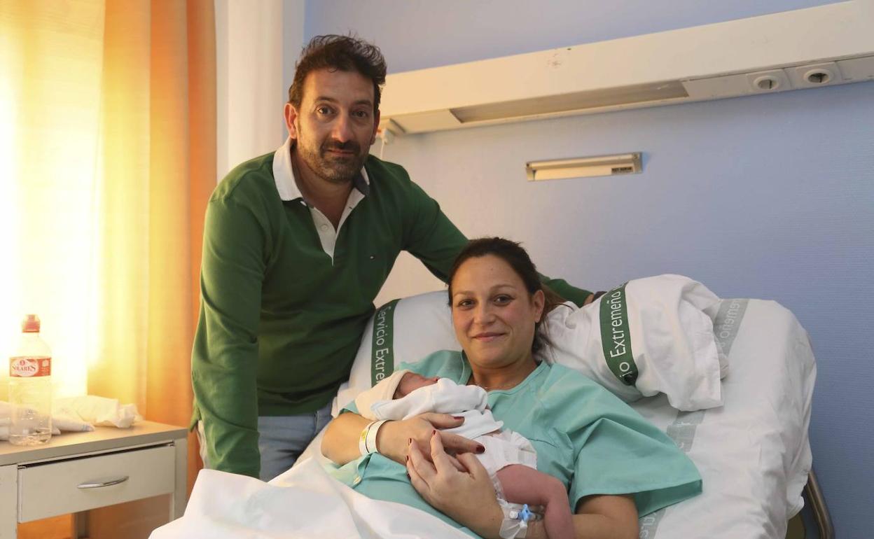 Mateo, en brazos de su madre Aroa Santos. Al lado, su padre Juan Manuel Lozano-