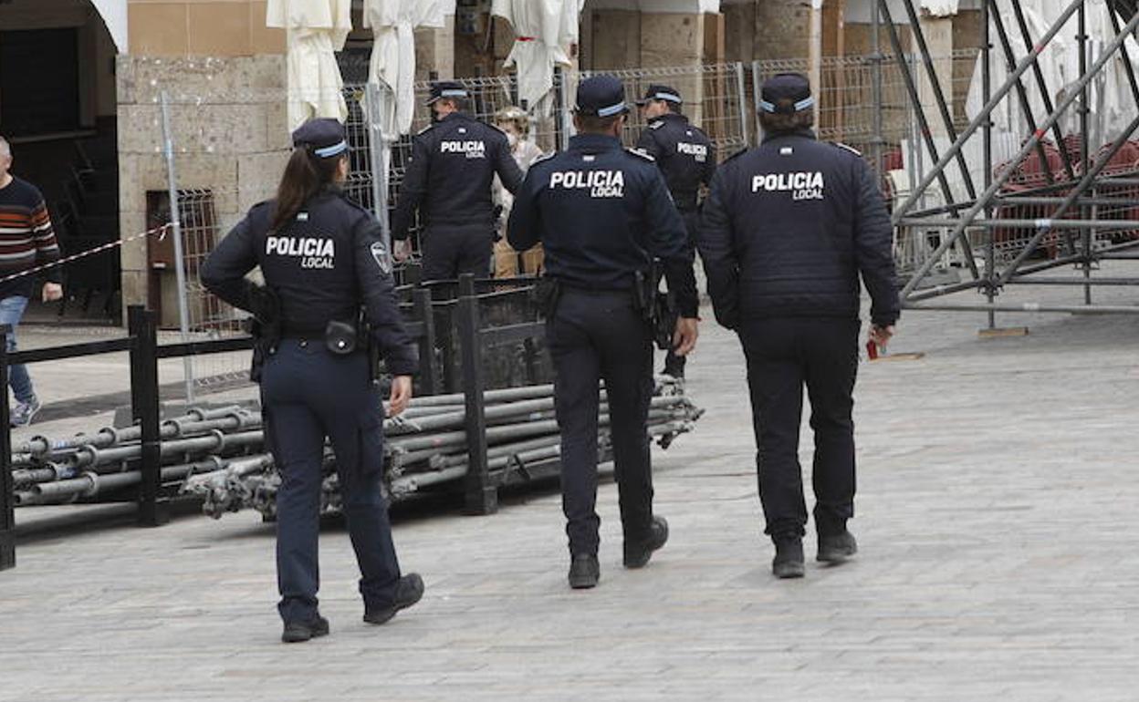 Agentes de la Policía Local de Cáceres en un servicio en la Plaza Mayor. 