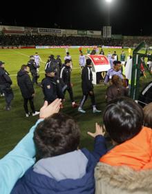 Imagen secundaria 2 - Seguidores de todas las edades en el partido y el periodista Manolo Lama (Tiempo de Juego de Cope).