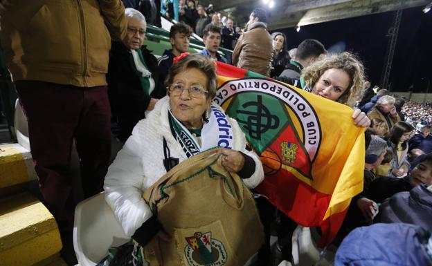 Imagen principal - Seguidores de todas las edades en el partido y el periodista Manolo Lama (Tiempo de Juego de Cope).