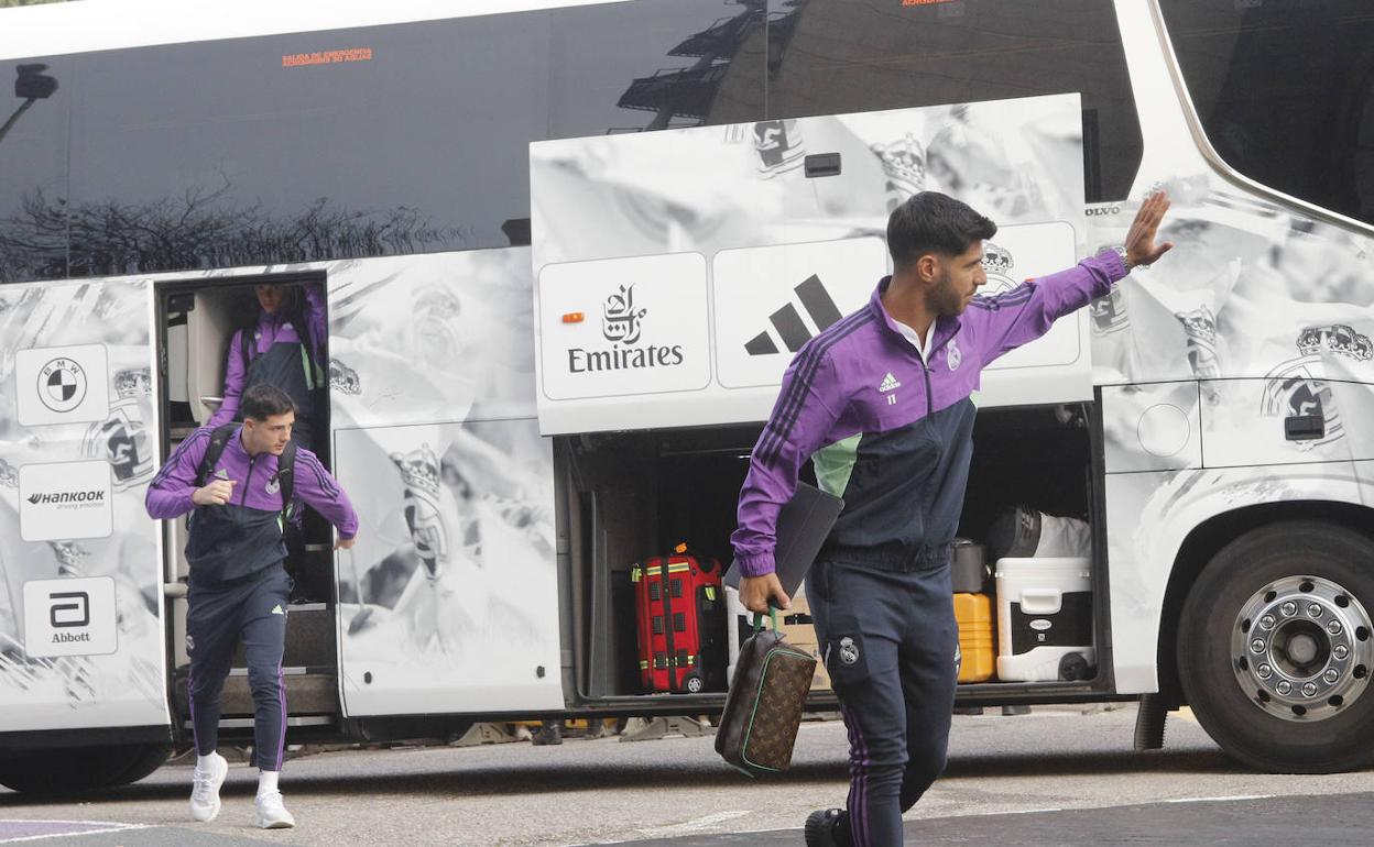 Asensio saluda desde lejos a los aficionados. 