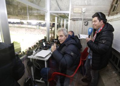 Imagen secundaria 1 - Seguidores de todas las edades en el partido y el periodista Manolo Lama (Tiempo de Juego de Cope).