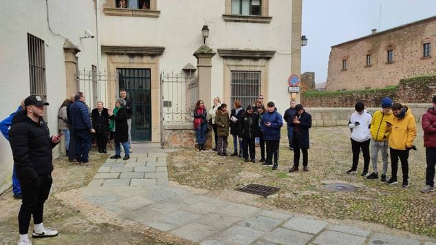 13.15 horas. Personas esperando a las puertas del Ayuntamiento de Cáceres, donde será la recepción oficial. 