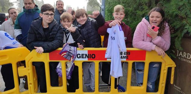 11.40 horas. Seguidores del Real Madrid esperando a los jugadores a las puertas del hotel. 