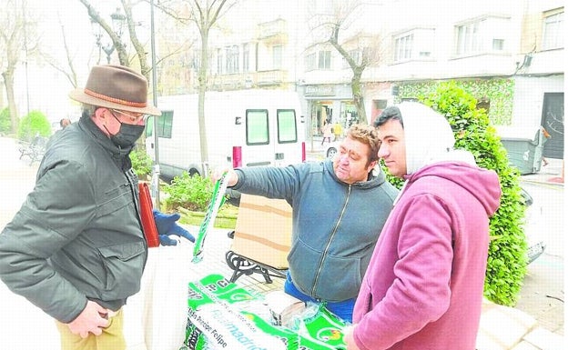 Vendiendo bufandas desde primera hora de la mañana en el paseo de Cánovas de Cáceres. 