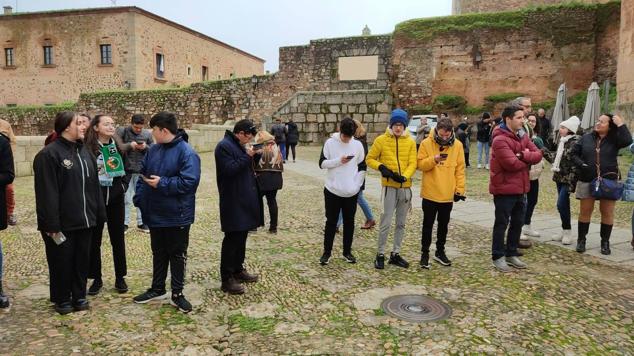 13.15 horas. Personas esperando a las puertas del Ayuntamiento de Cáceres, donde será la recepción oficial. 