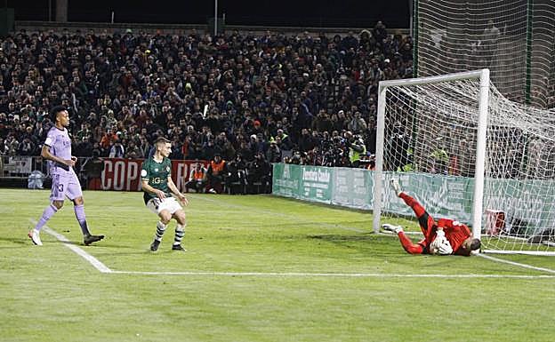 Lunin detiene un disparo del Cacereño. 