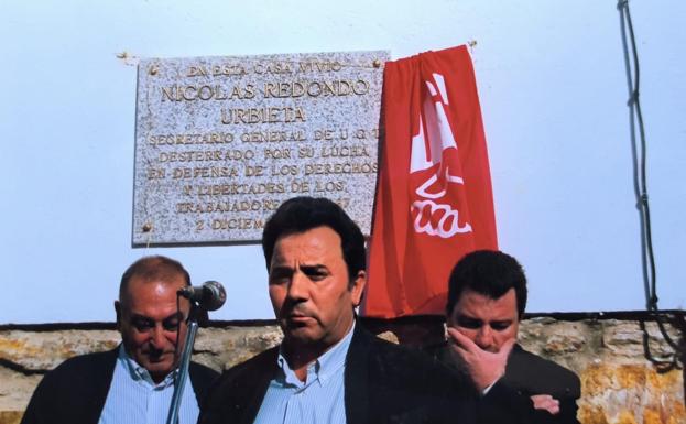 1995. A la izquierda, Nicolás Redondo, durante el homenaje que recibió en el pueblo de su destierro hurdano. Al micrófono, Tato González, concejal del PSOE y secretario de UGT en Las Hurdes en aquella época. 