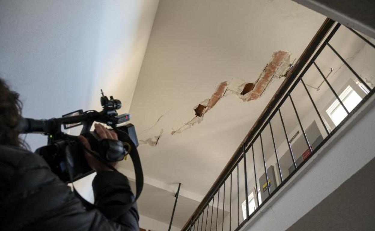 Las brechas en el techo de un edificio afectado por las obras del metro en San Fernando de Henares (Madrid).