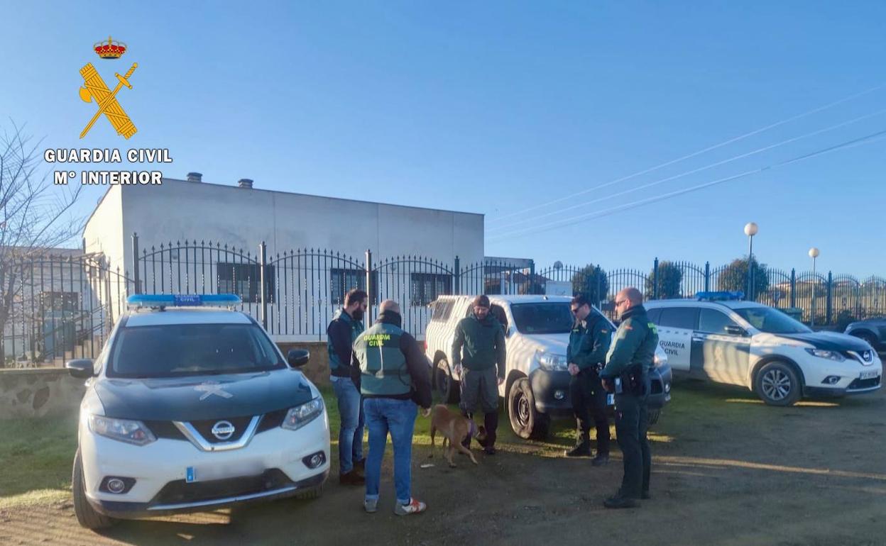 Los guardias civiles estarán ayudados hoy de un perro especializado en la búsqueda de personas. 