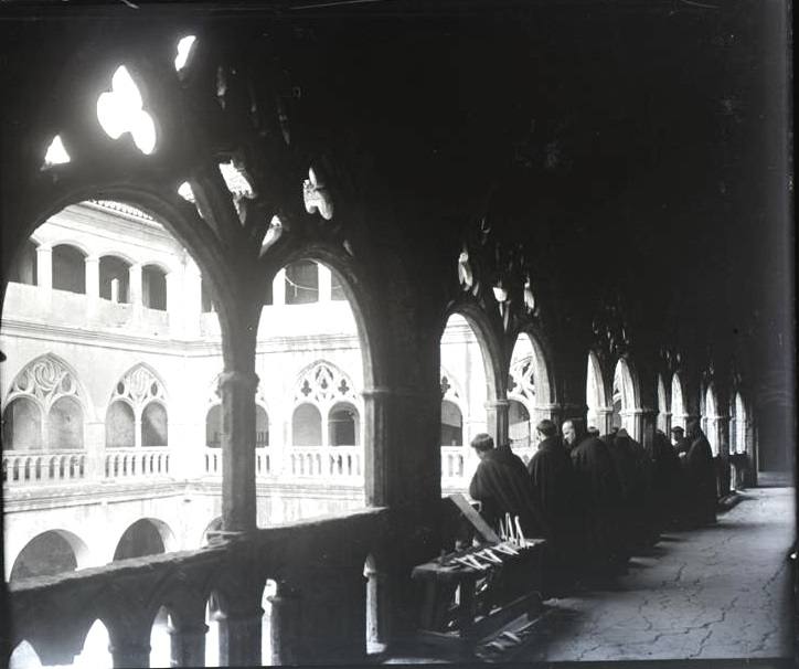 Frailes en un claustro del Monasterio.