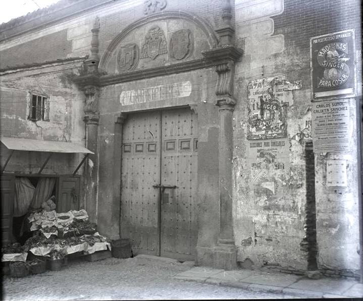 Puerta blasonada con el rótulo de ‘Carnicería’, y carteles pegados en la pared. En uno aparecen los nombres de Calixta Sánchez y Carlos Suñol