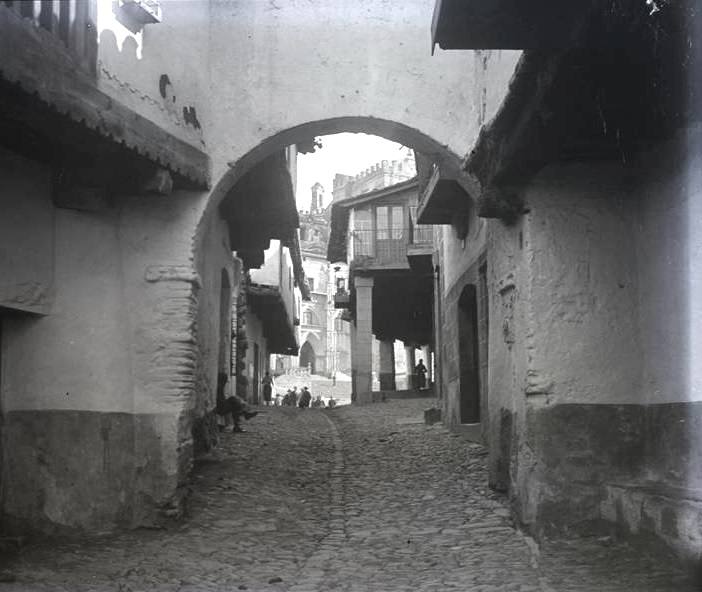 Arco de Sevilla con el Monasterio al fondo.