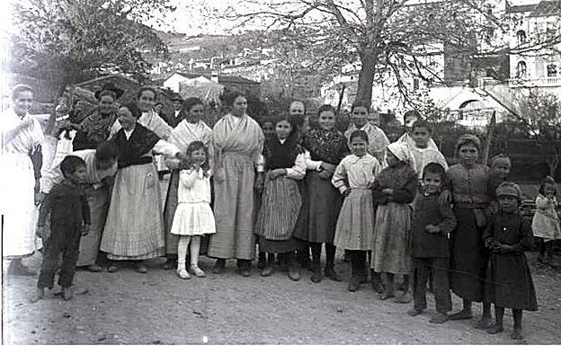Mujeres y niños de Guadalupe, algunos de ellos descalzos. 