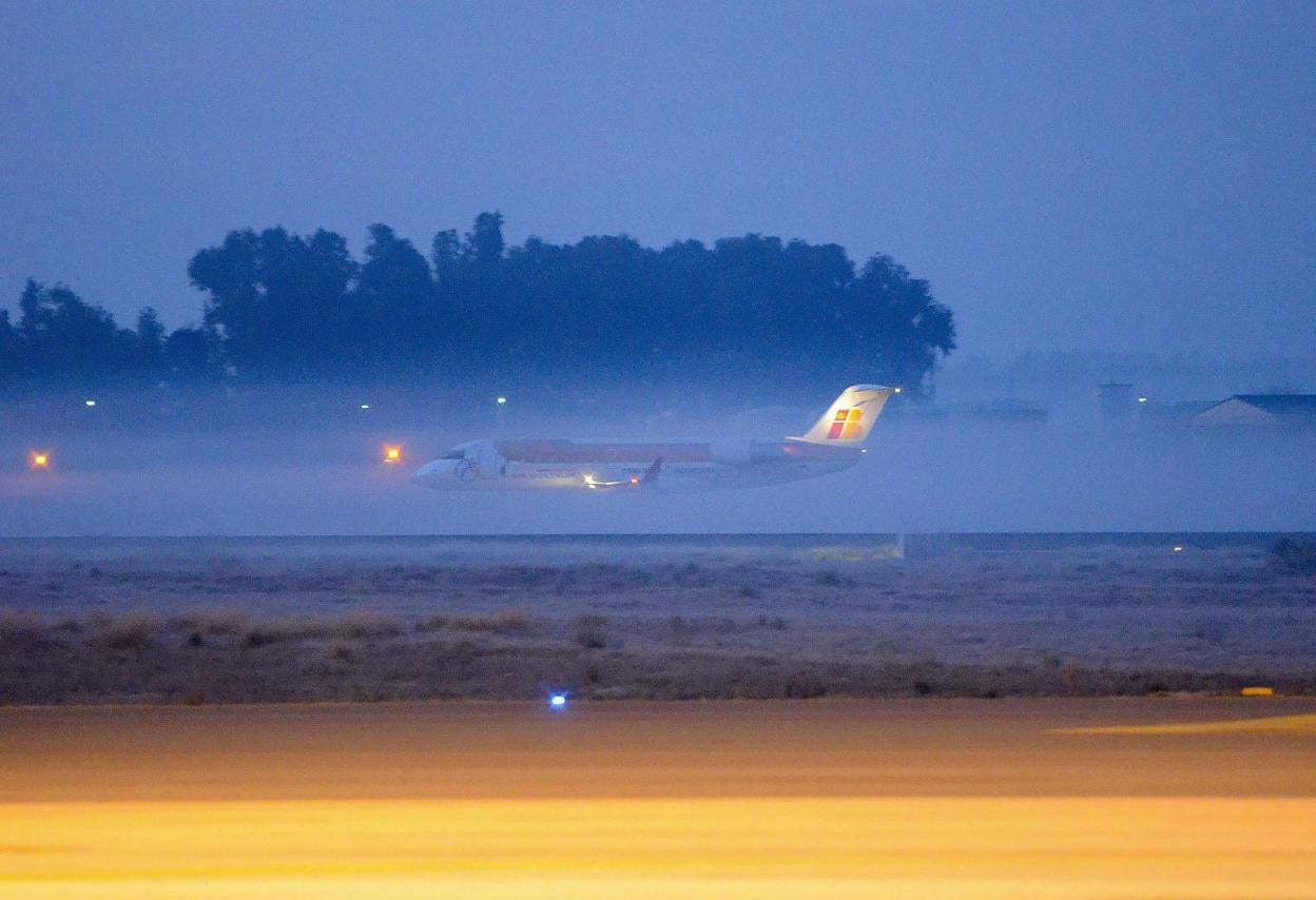 Un avión despega entre la niebla en el aeropuerto de Badajoz. 