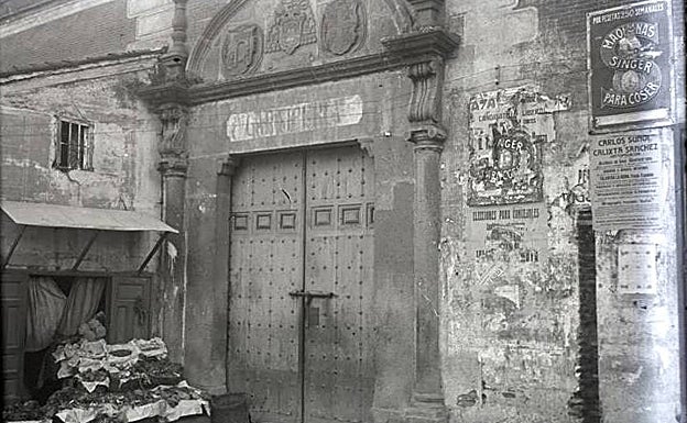 Carnicería y carteles pegados en la pared. 