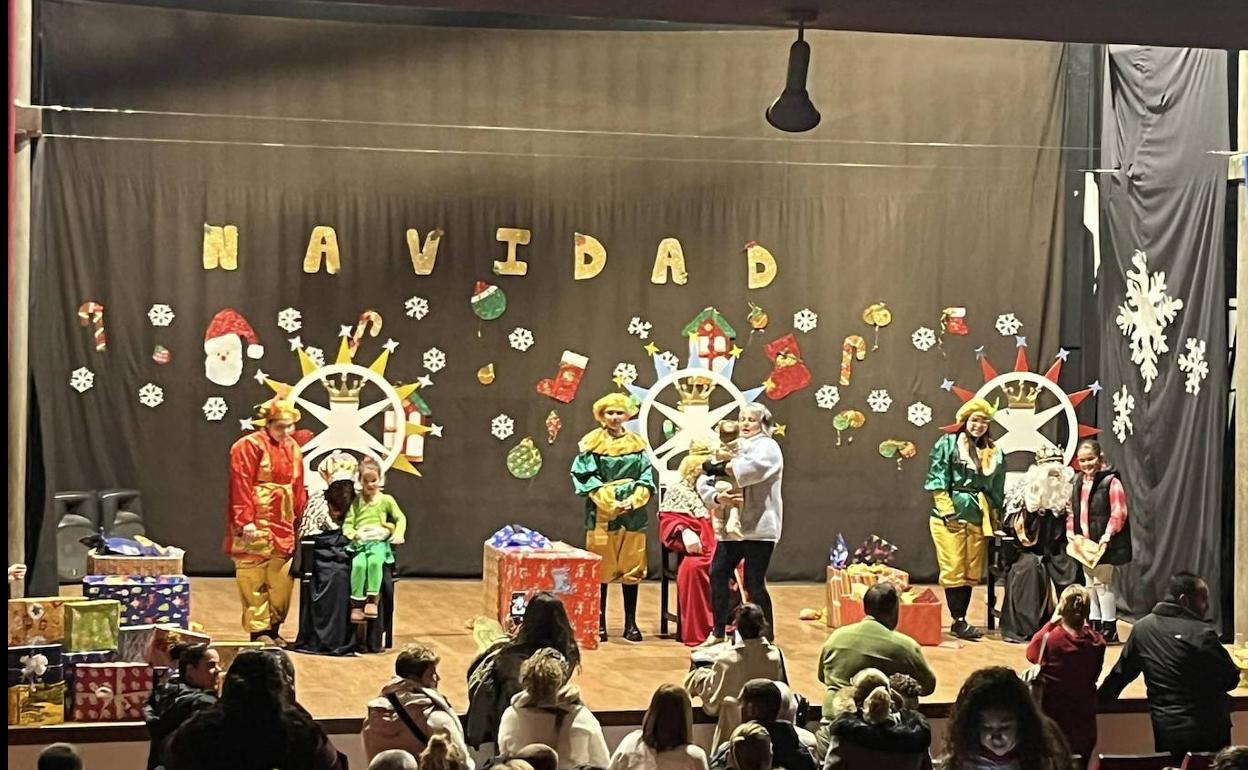 Recepción real en la casade la cultura, donde niños y niñas pudieron disfrutar de la compañía de los Reyes Magos de Oriente. 