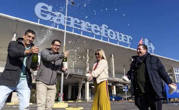 Celebrando en Plasencia la venta del segundo premio del Niño.