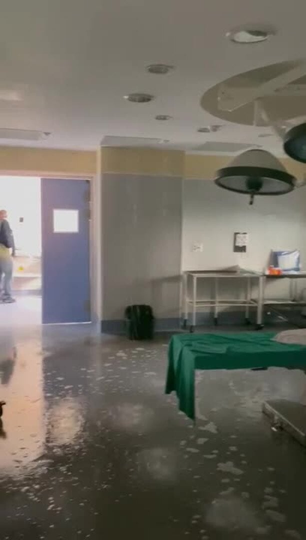 Una fuga de agua inunda varias salas del Materno Infantil de Badajoz