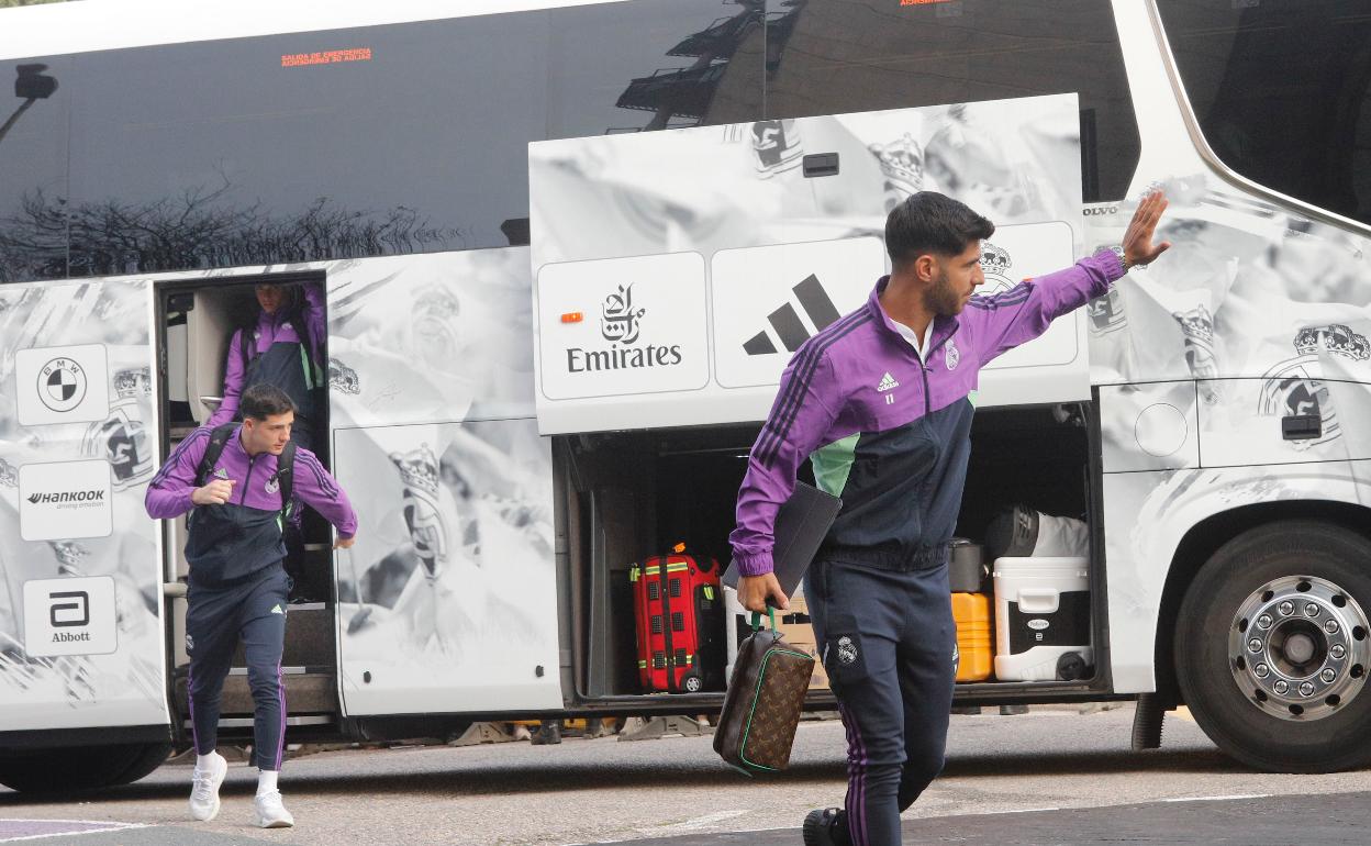 Jugadores del Real Madrid a su llegada a Cáceres en autobús. 