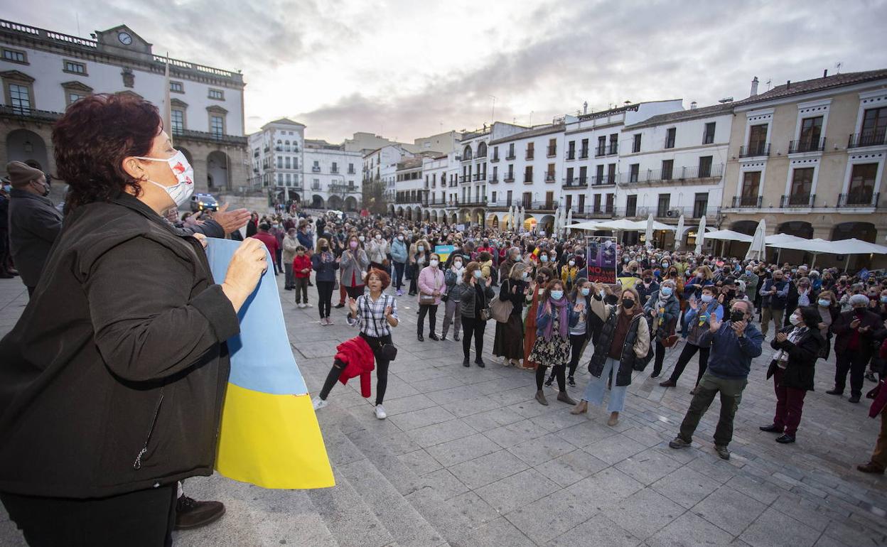 Manifestación en contra de la guerra de Ucrania en la Plaza Mayor de Cáceres el pasado mes de marzo. 