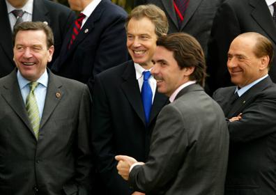 Imagen secundaria 1 - En la imagen superior, Felipe González junto al presidente francés François Miterrand (izquierda) en 1989; debajo, José María Aznar bromea en 2002 con Gerhard Schröder (Alemania), Tony Blair (Reino Unido) y Silvio Berlusconi (Italia); por último, José Luis Rodríguez Zapatero recibe a Joe Biden en 2010. 