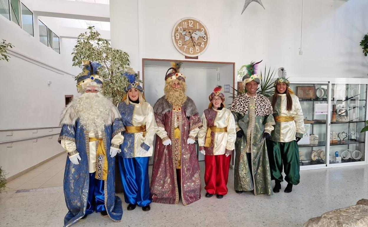 Los Reyes Magos junto a sus pajes reales. 