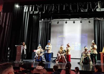 Imagen secundaria 1 - Los Reyes Magos llenaron de magia e ilusión las calles de Calamonte