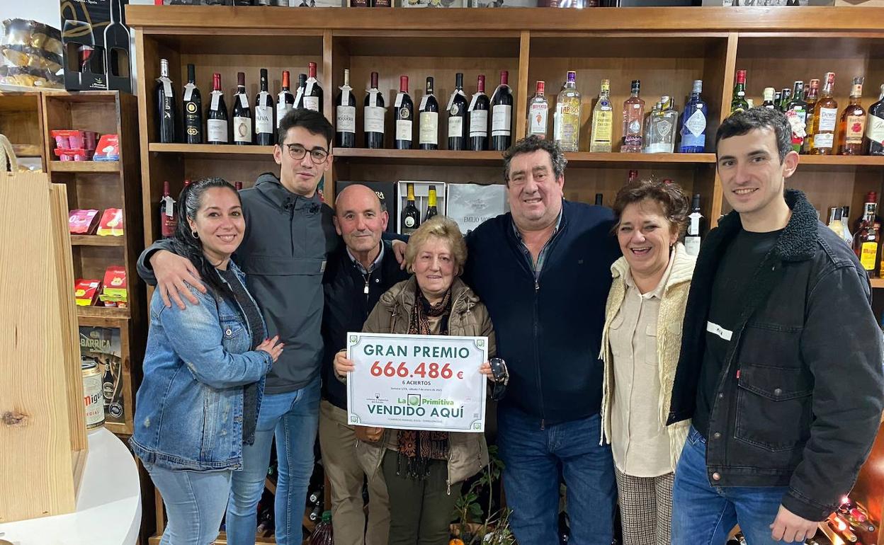 Amparo con el cartel del premio. A su derecha su marido y a su izquierda Manuel Gaspar. 