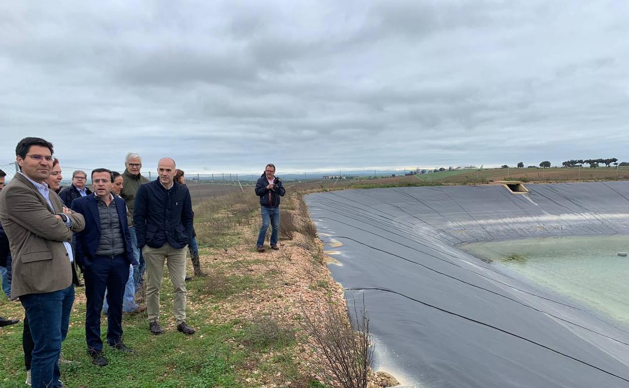 Díaz Farias, García y Gallardo visitaron ayer la balsa de regulación. 