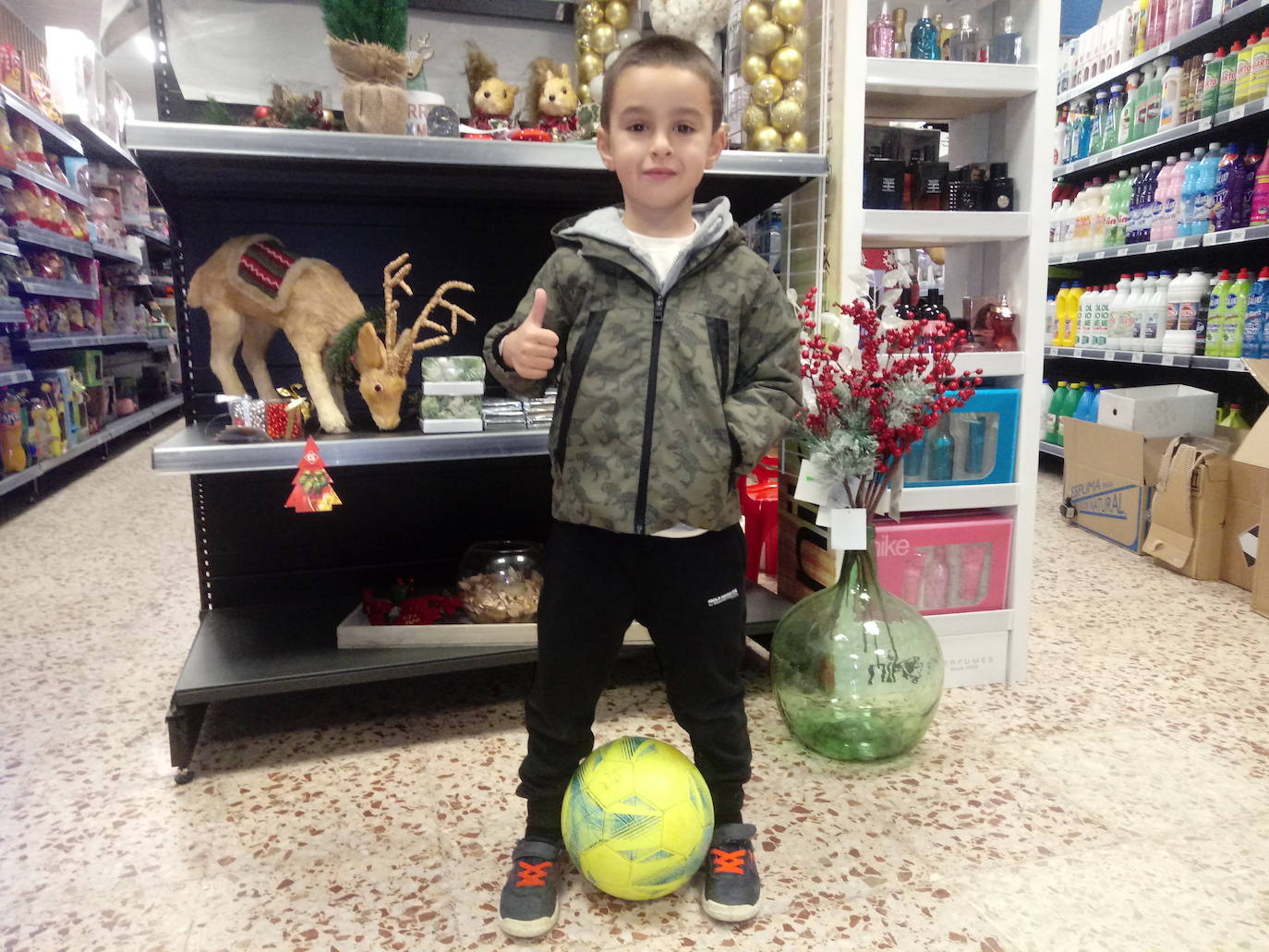Thiago Torrescusa pasa las tardes jugando al fútbol, su gran pasión. 