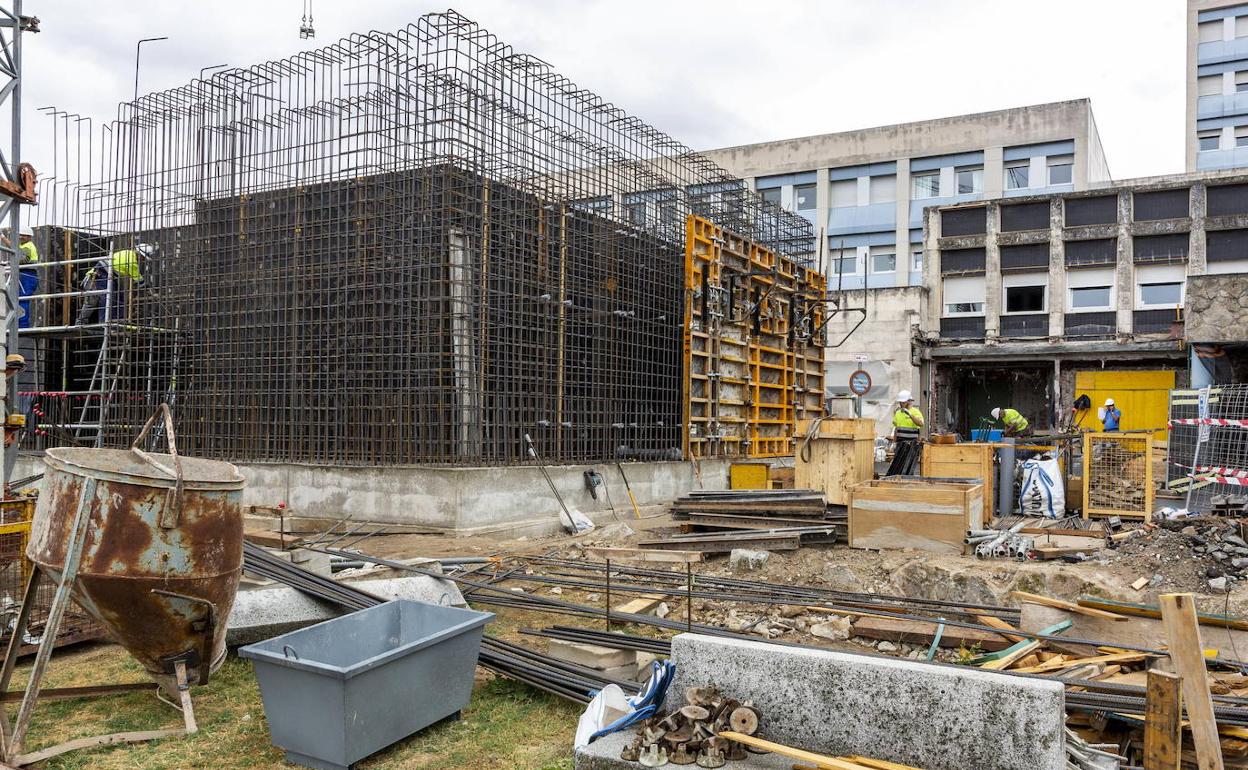 El nuevo búnker se levanta junto a la entrada a las Urgencias hospitalarias. 