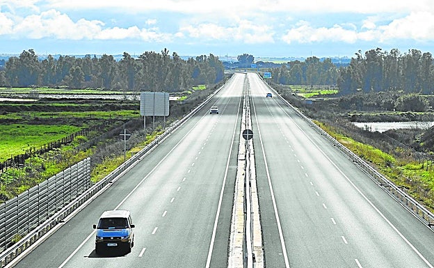 Coches circulando ayer por el puente 25 de abril, en la Ronda Sur. 