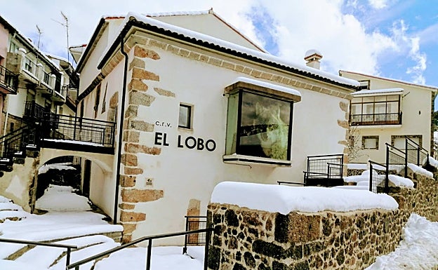 Calles nevadas en la localidad de La Garganta. 