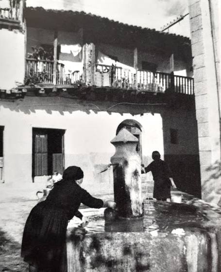 Imagen de la fuente de la Plaza de Tornavacas en los años 40. 