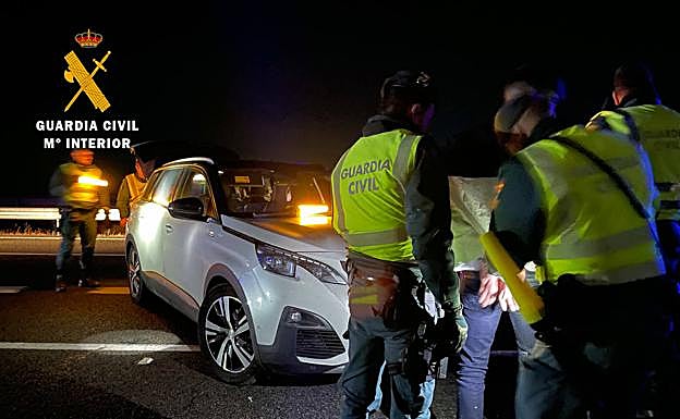 Los agentes detuvieron al conductor.