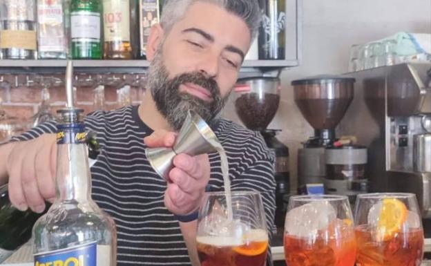 Imagen principal - Rubén Rocha, el Gin Fizz Kraft y su gintonic.