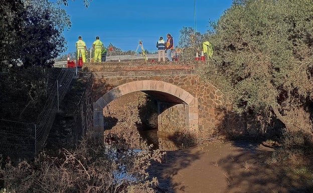 El viejo puente será reforzado por una loseta de hormigón.