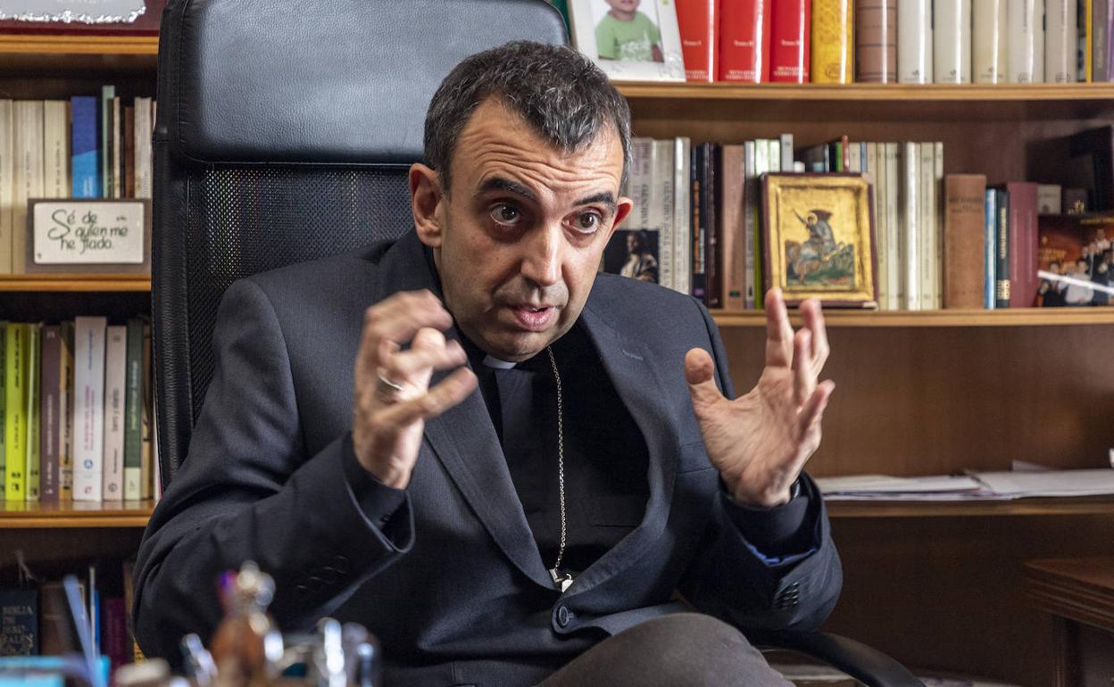 Ernesto Brotóns Tena, durante el transcurso de la entrevista en su despacho del Obispado. 